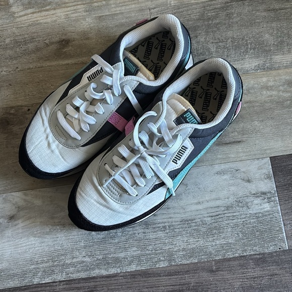 WOMEN'S PUMA FUTURE RIDER PLAY ON CASUAL SHOES. - Picture 2 of 4